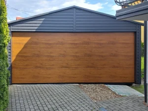 Garage singolo grigio con porta a sezioni in colore simile al legno