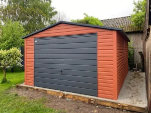 Garage unipersonale di colore marrone chiaro con porta grigia