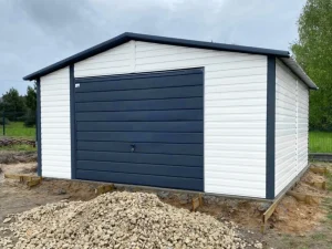 Garage unilocale di colore bianco grigio con porta grafite e finiture