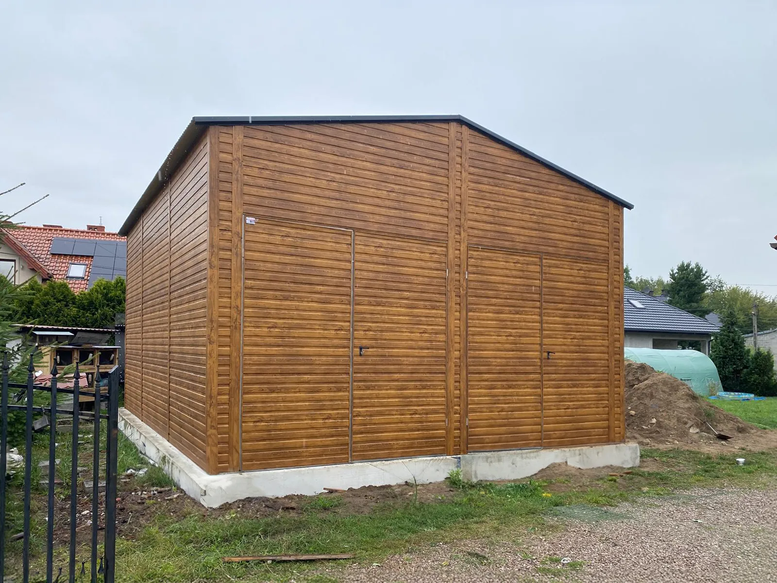 Capannone effetto legno con porte a due ante