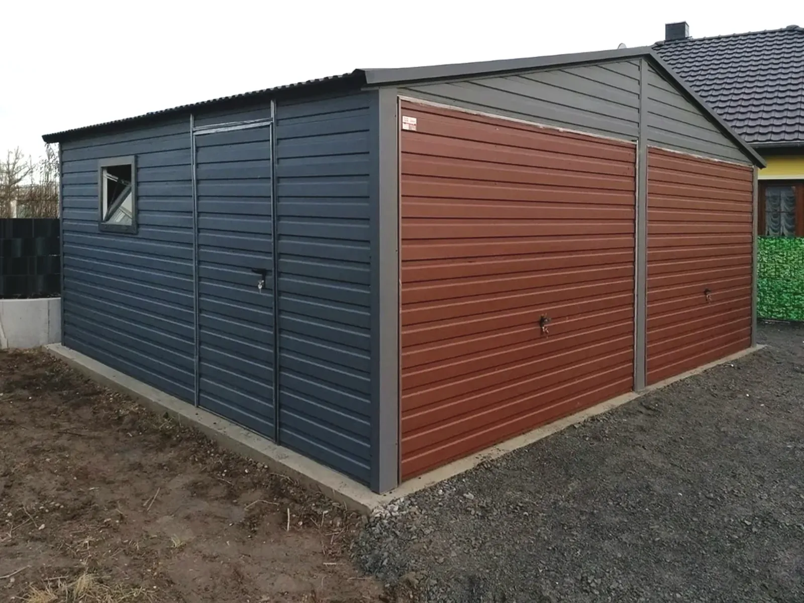 Garage antracite a due posti auto con porte marrone scuro