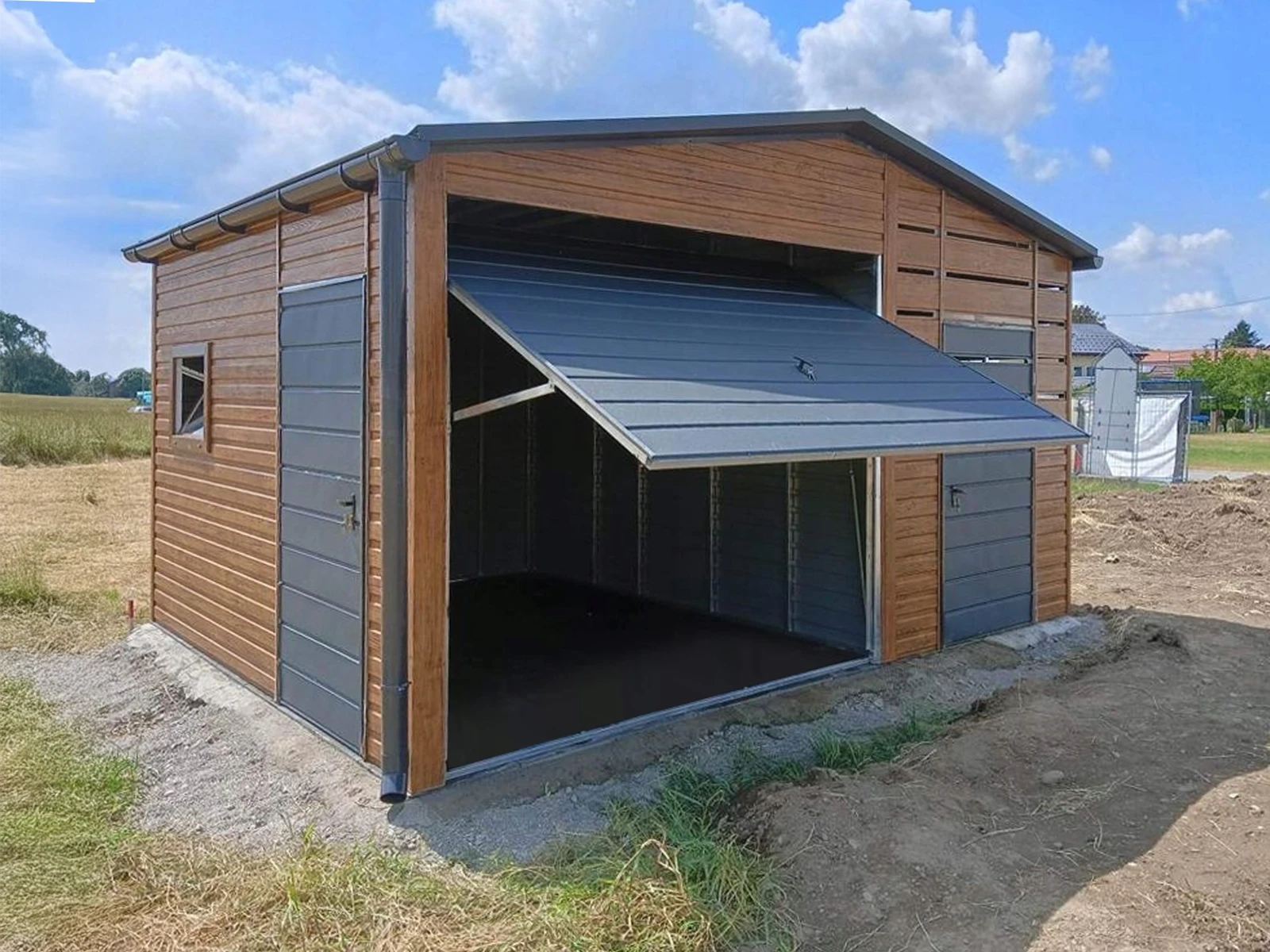 Garage effetto legno con tettoia laterale chiusa