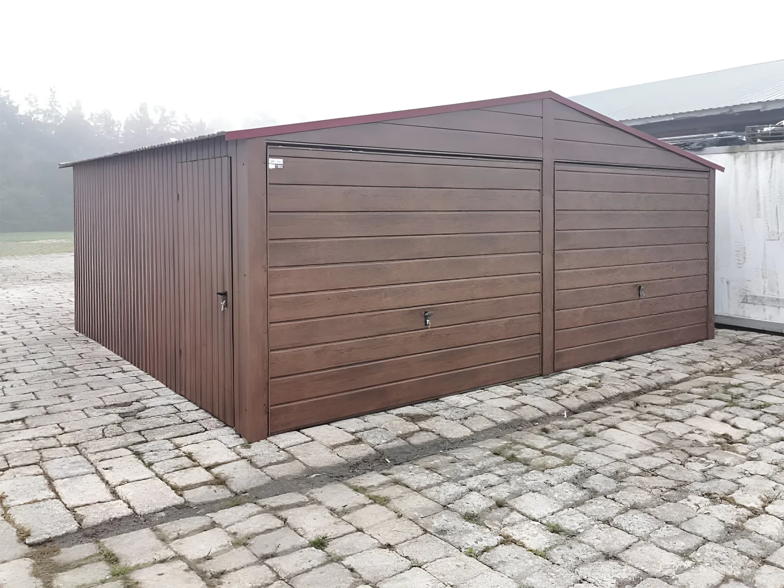 Garage effetto legno con due porte basculanti