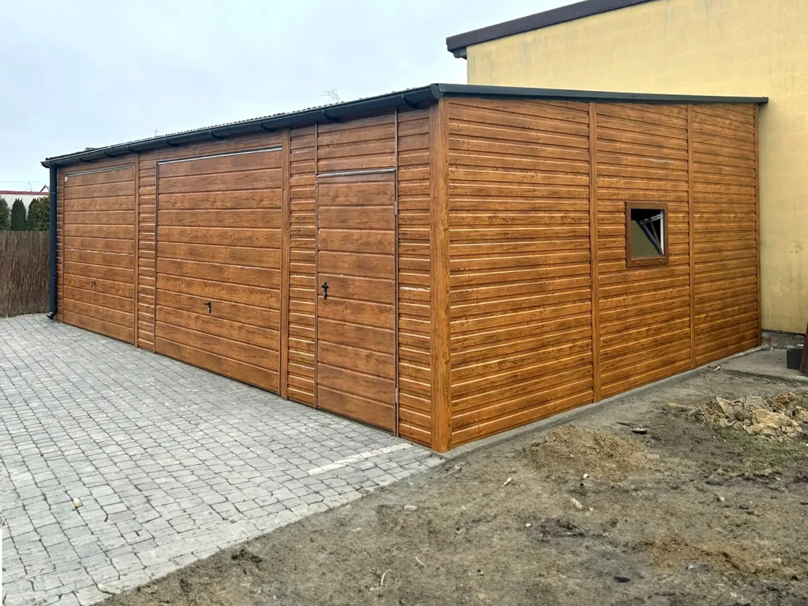 Garage effetto legno a due posti auto con finestra