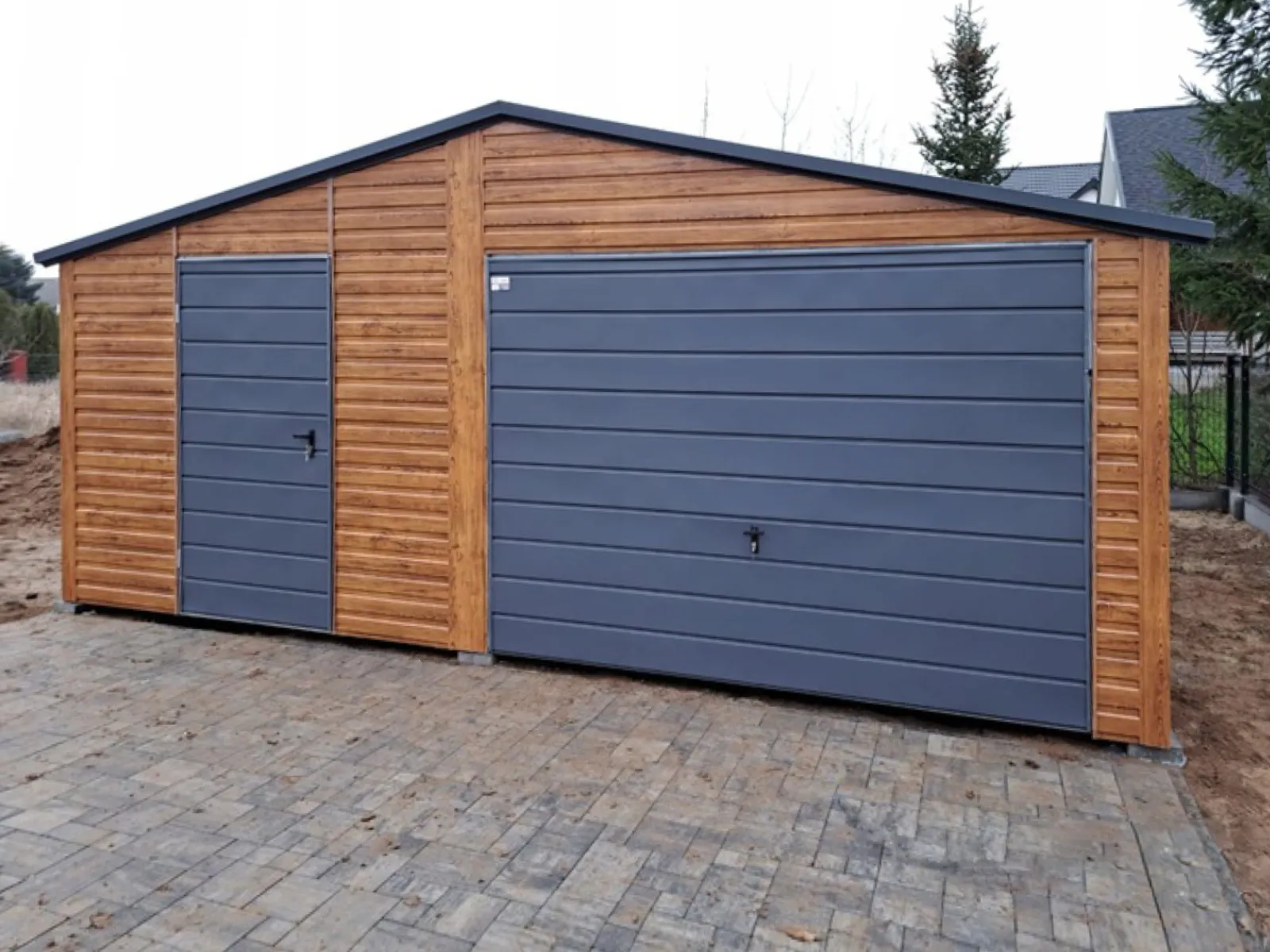Garage effetto legno con porta basculante e porta laterale antracite