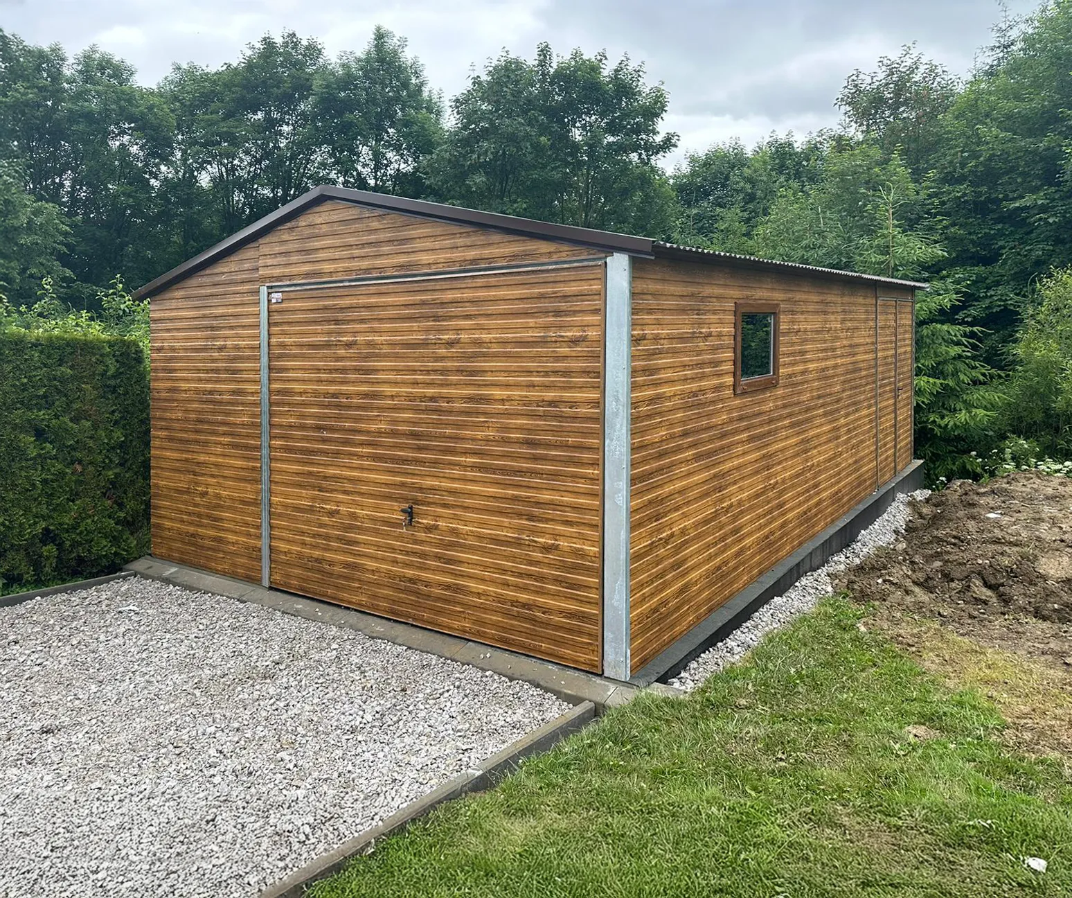 Garage effetto legno con porta basculante