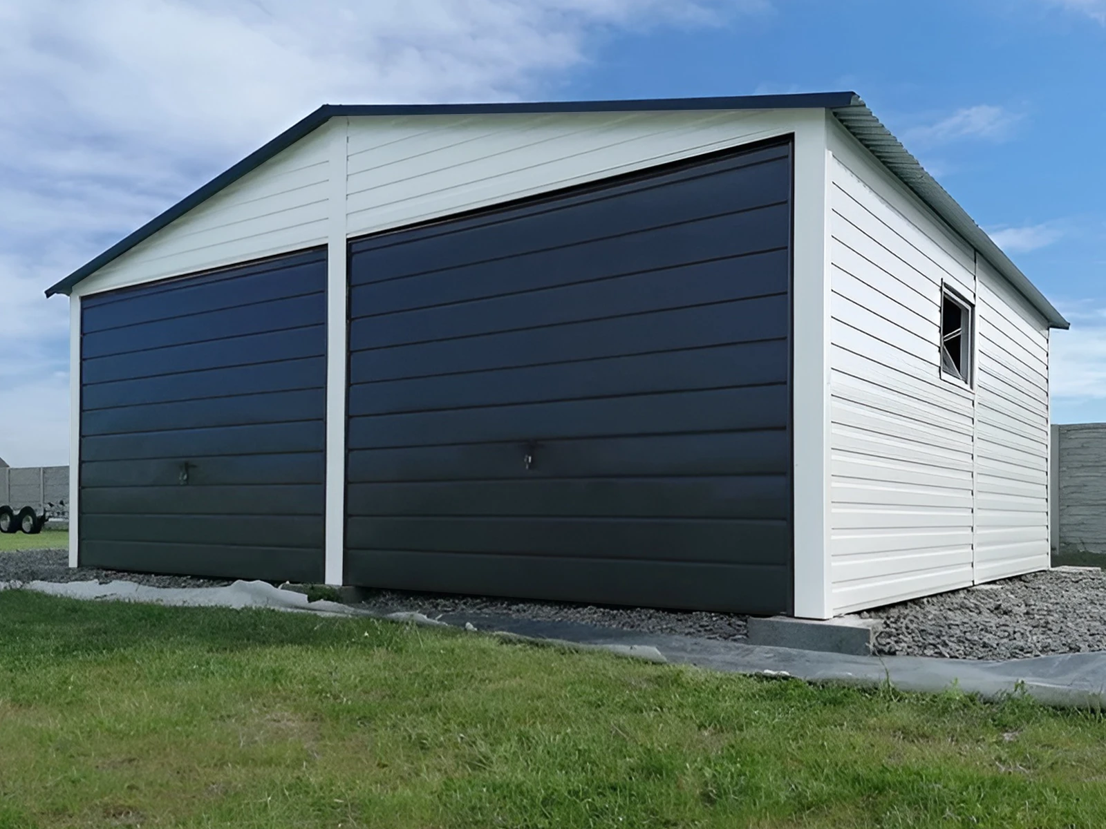 Garage grigio bianco con porte basculanti antracite